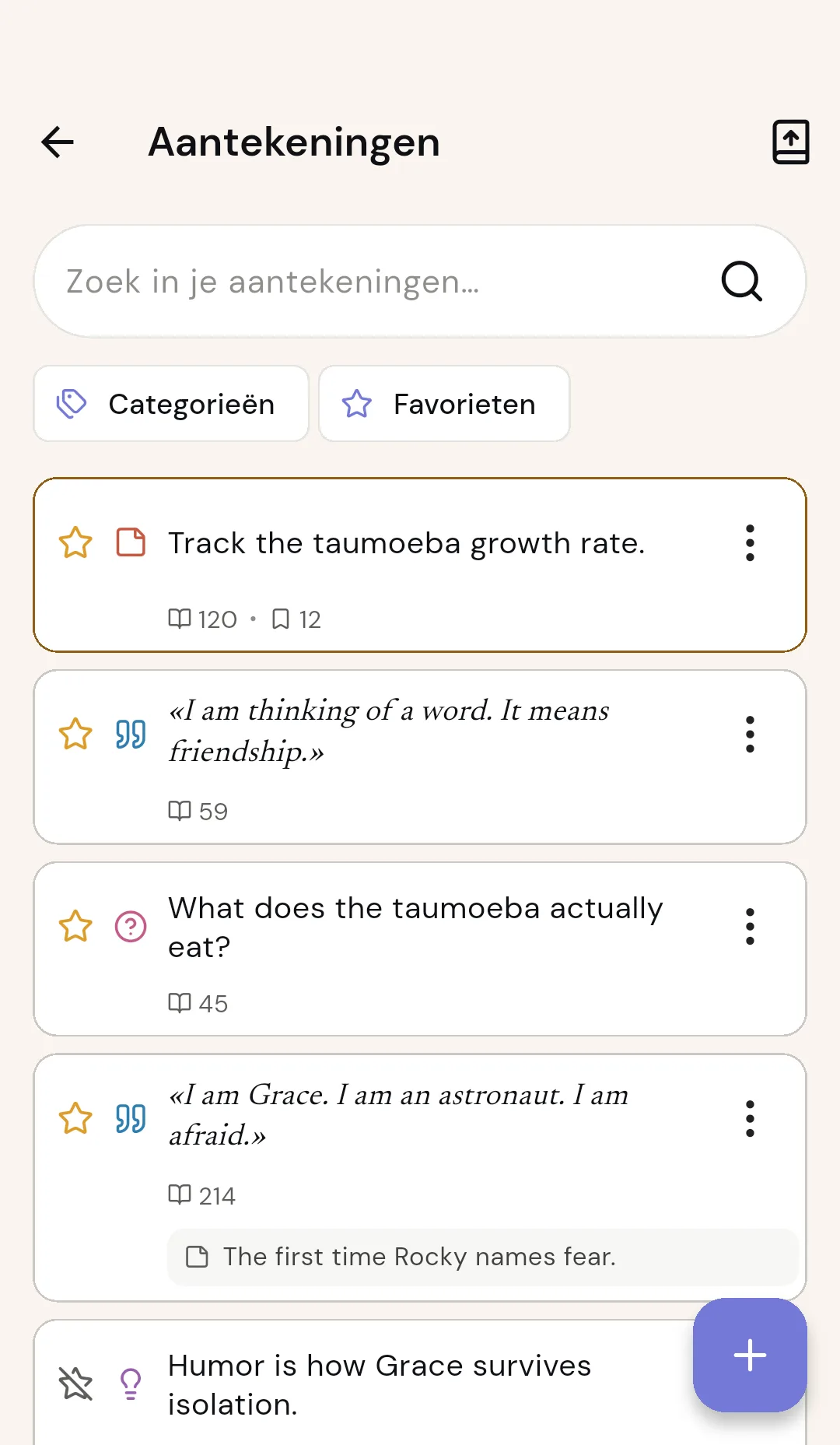 Verzameling opgeslagen aantekeningen met omslag en auteur
